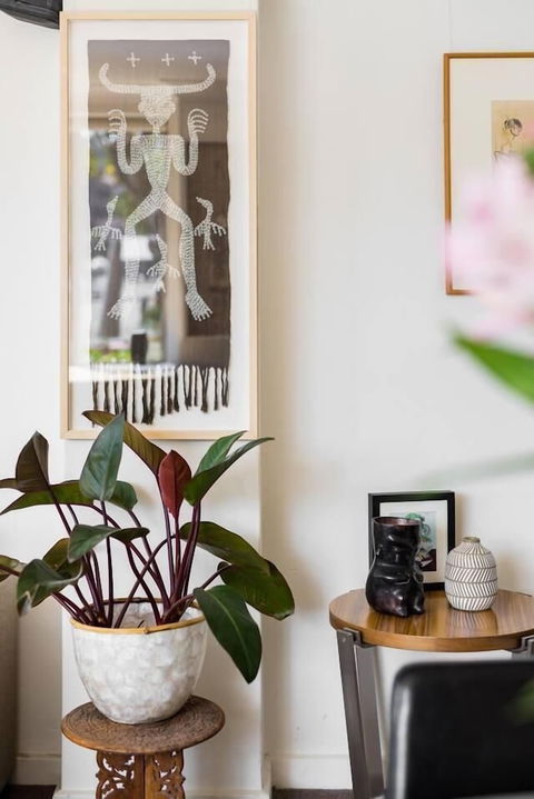 Waterfront Apartment Brimming With Inspirational Artwork - QLD Tourism 5