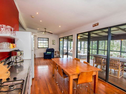 Tuppys On The Lake - Queensland Tourism 5