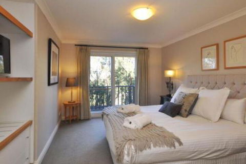 Villa Beaujolais Located Within Cypress Lakes - Queensland Tourism 7