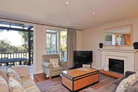 Villa Beaujolais Located Within Cypress Lakes - Queensland Tourism 4