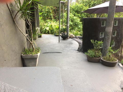 Earthship Daintree - Queensland Tourism 2