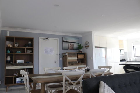 Hi Surf Unit 3 92 Head St. Forster - QLD Tourism 4