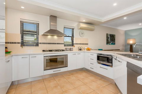 The Doggy Beach House At Salt - QLD Tourism 4