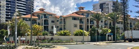 Broadbeach Private Apt With CHA - Queensland Tourism 1