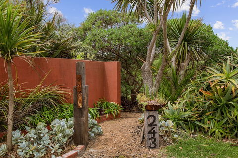 Smith Beach Getaways Beachwood Luxury Villa - QLD Tourism 1