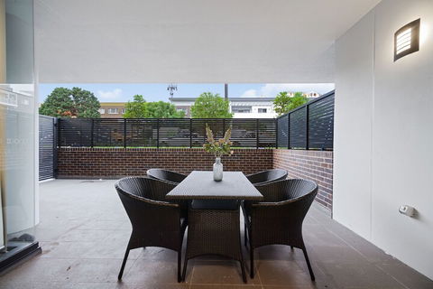 Peaceful Water Side Retreat With Huge Courtyard - Queensland Tourism 5