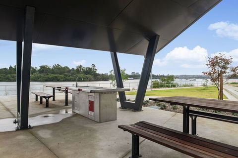 Peaceful Water Side Retreat With Huge Courtyard - Queensland Tourism 7