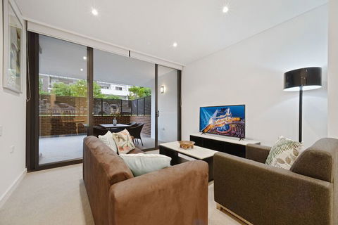 Peaceful Water Side Retreat With Huge Courtyard - Queensland Tourism 3