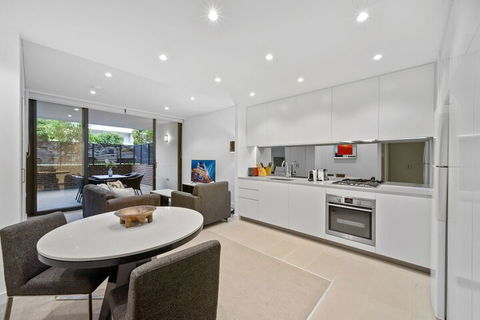 Peaceful Water Side Retreat With Huge Courtyard - Queensland Tourism 4