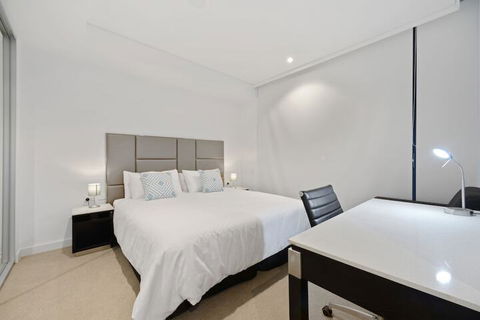 Peaceful Water Side Retreat With Huge Courtyard - Queensland Tourism 1