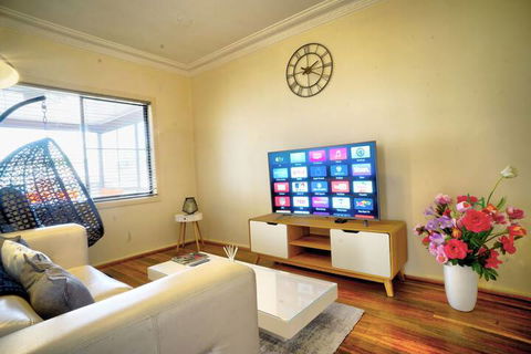 Wollongong Train Station Holiday House - QLD Tourism 3
