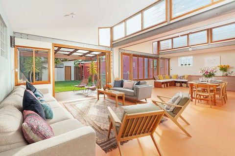 Sunny Family Beach House - Queensland Tourism 2