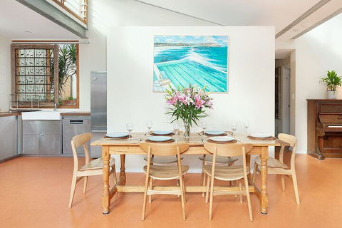 Sunny Family Beach House - Queensland Tourism 3
