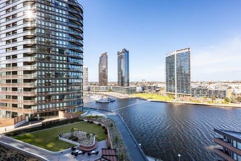 Indie, 2BDR Docklands Apartment - Queensland Tourism 7