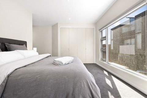 Hotham, 2BDR North Melbourne Apartment - QLD Tourism 2