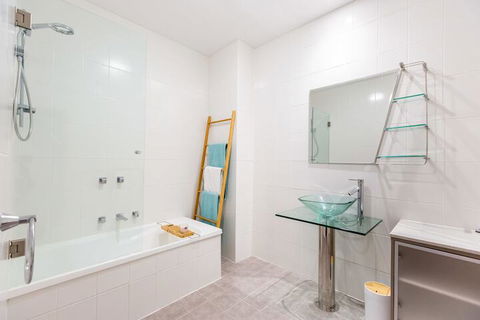 Hotham, 2BDR North Melbourne Apartment - QLD Tourism 7