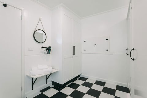 Deco Beach Luxury Apartments - Queensland Tourism 4