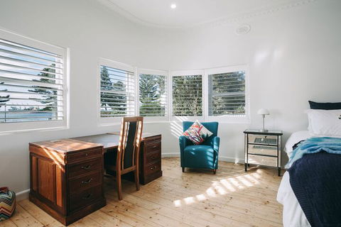 Deco Beach Luxury Apartments - Queensland Tourism 6