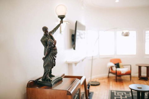 Deco Beach Luxury Apartments - Queensland Tourism 3