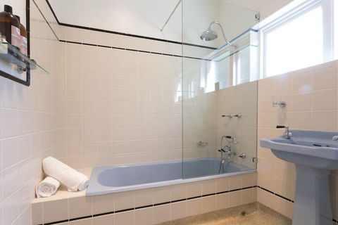 Deco Beach Luxury Apartments - Queensland Tourism 7