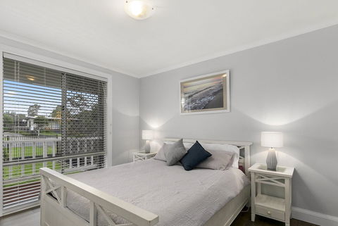 Settle In On 260 Settlement In Cowes - QLD Tourism 4