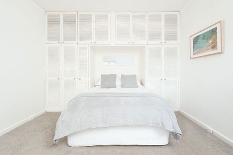 Waterfront Garden Apartment - Queensland Tourism 3
