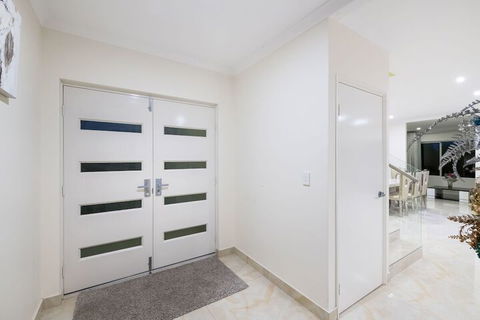 Balcatta 4 Bedroom House - Queensland Tourism 2
