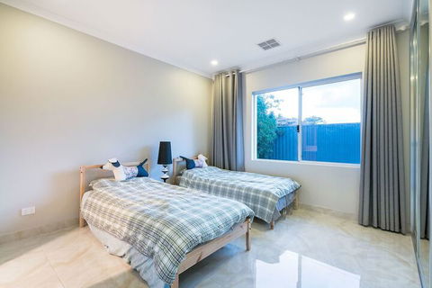 Balcatta 4 Bedroom House - Queensland Tourism 6