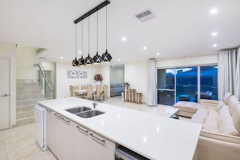 Balcatta 4 Bedroom House - Queensland Tourism 0