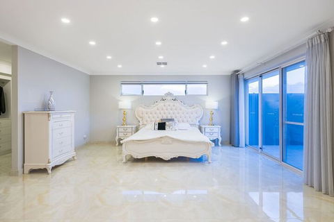 Balcatta 4 Bedroom House - Queensland Tourism 7