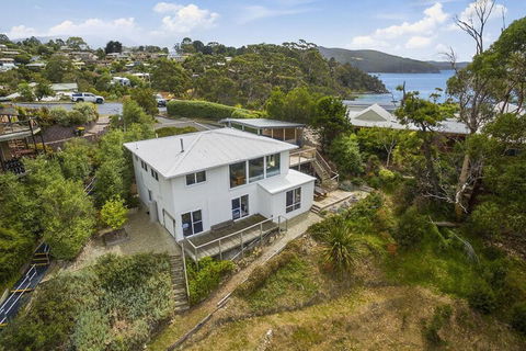 Hidden Bay - 5 BR Luxury Waterfront - Queensland Tourism 3