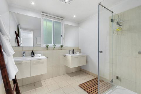 Hidden Bay - 5 BR Luxury Waterfront - Queensland Tourism 7