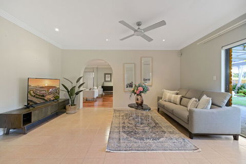 HomeHotel 4 Bedroom & Homeoffice With Nice Pool - Queensland Tourism 3