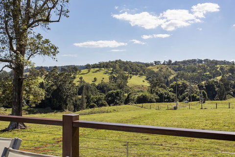 Valley Cabins By The Creek - QLD Tourism 7