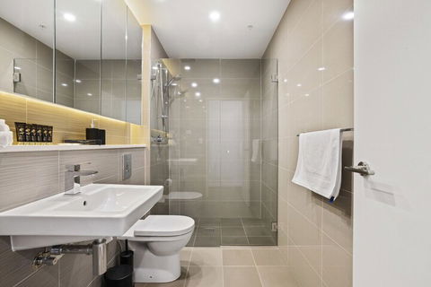 HomeHotel Waterside Luxury & New Residences - Queensland Tourism 4