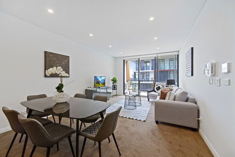 HomeHotel Waterside Luxury & New Residences - Queensland Tourism 1