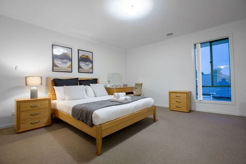 104 Sanctuary Lake Donatella Retreat - Queensland Tourism 4