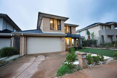 104 Sanctuary Lake Donatella Retreat - Queensland Tourism 1
