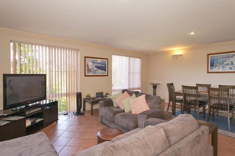 1 / 17 22nd Ave Sawtell NSW - QLD Tourism 5