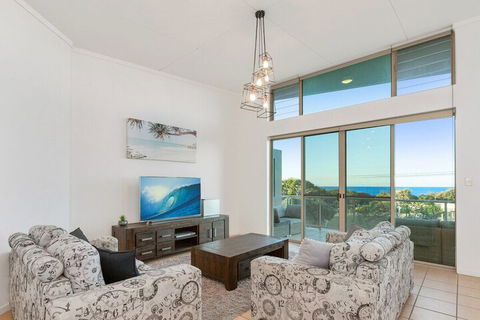 EXCLUSIVE OCEAN VIEW PENTHOUSE On MARINE PARADE - QLD Tourism 0