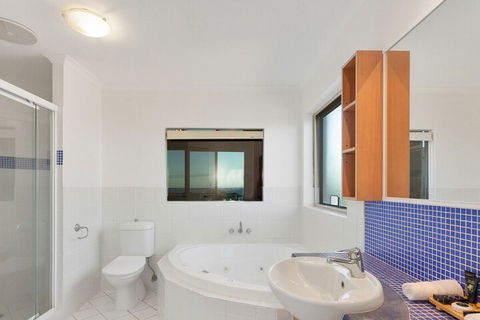EXCLUSIVE OCEAN VIEW PENTHOUSE On MARINE PARADE - QLD Tourism 5