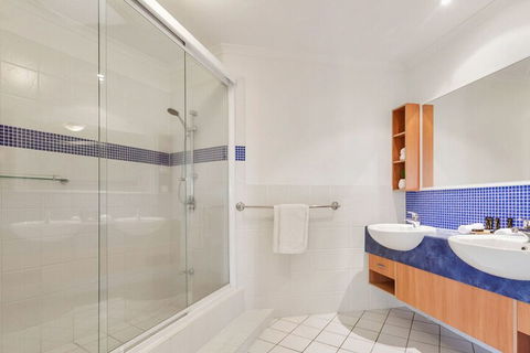 EXCLUSIVE OCEAN VIEW PENTHOUSE On MARINE PARADE - QLD Tourism 1