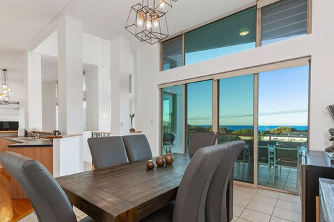 EXCLUSIVE OCEAN VIEW PENTHOUSE On MARINE PARADE - QLD Tourism 4