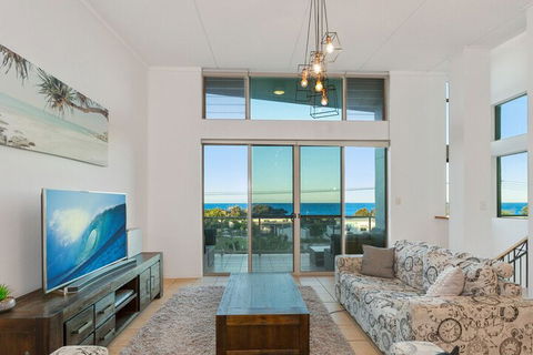 EXCLUSIVE OCEAN VIEW PENTHOUSE On MARINE PARADE - QLD Tourism 6