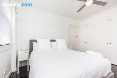 Two Bedroom Apartment In Elizabeth Bay & Potts Point - QLD Tourism 3