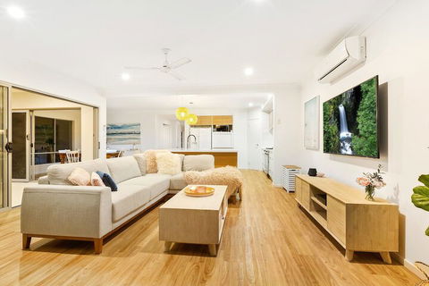 Beachside Holiday Escape - Queensland Tourism 4