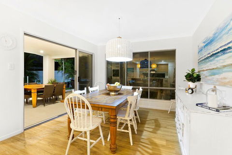 Beachside Holiday Escape - Queensland Tourism 5