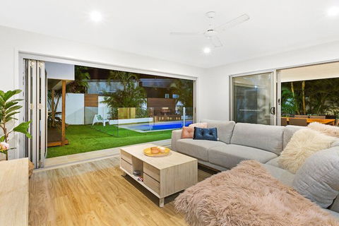 Beachside Holiday Escape - Queensland Tourism 3