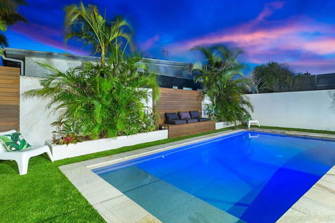 Beachside Holiday Escape - Queensland Tourism 1
