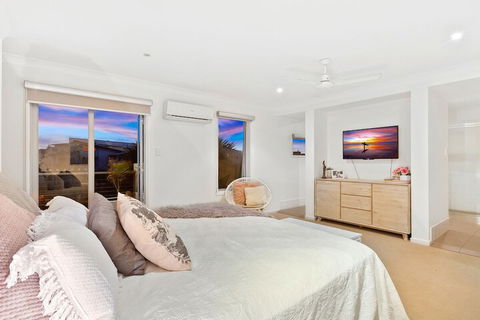 Beachside Holiday Escape - Queensland Tourism 2